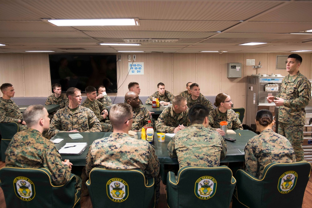 31st MEU CO speaks with Marines aboard USS Green Bay