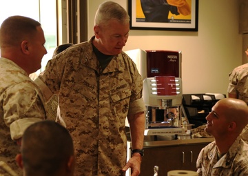 Com MARFORPAC hosts Hawaii governor at MCBH