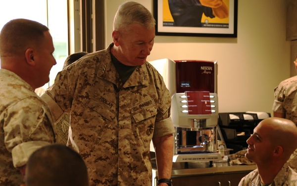 Com MARFORPAC hosts Hawaii governor at MCBH