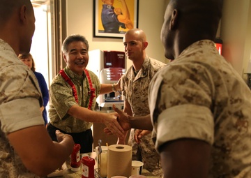 Com MARFORPAC hosts Hawaii governor at MCBH