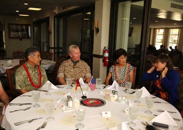 Com MARFORPAC hosts Hawaii governor at MCBH