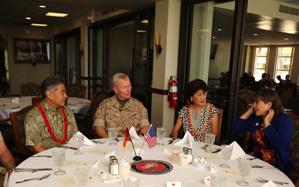 Com MARFORPAC hosts Hawaii governor at MCBH
