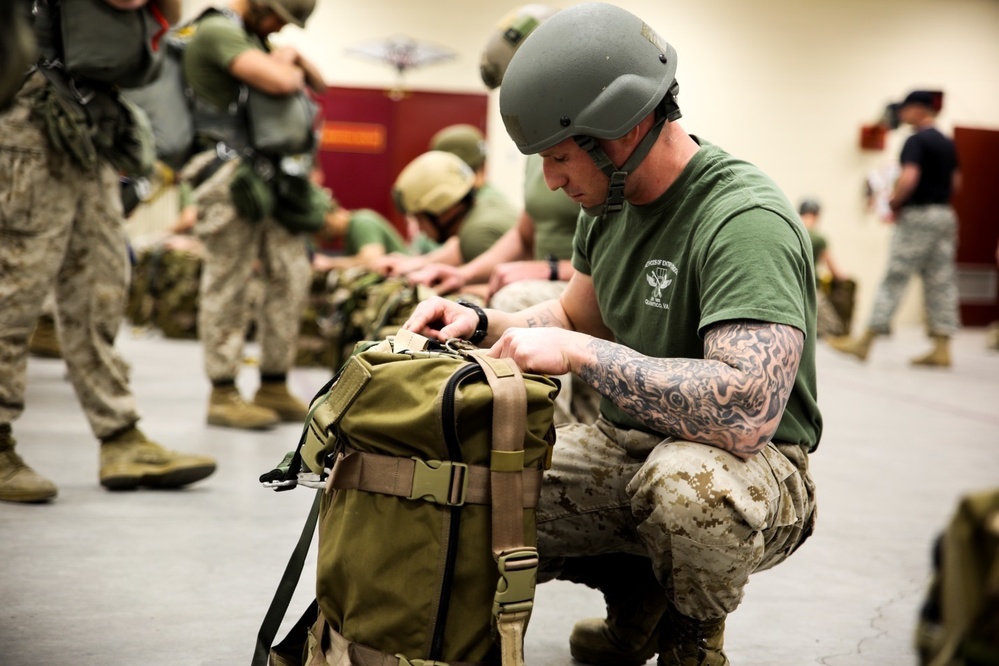 Joint Effort: Soldiers teach Marines to become jumpmasters