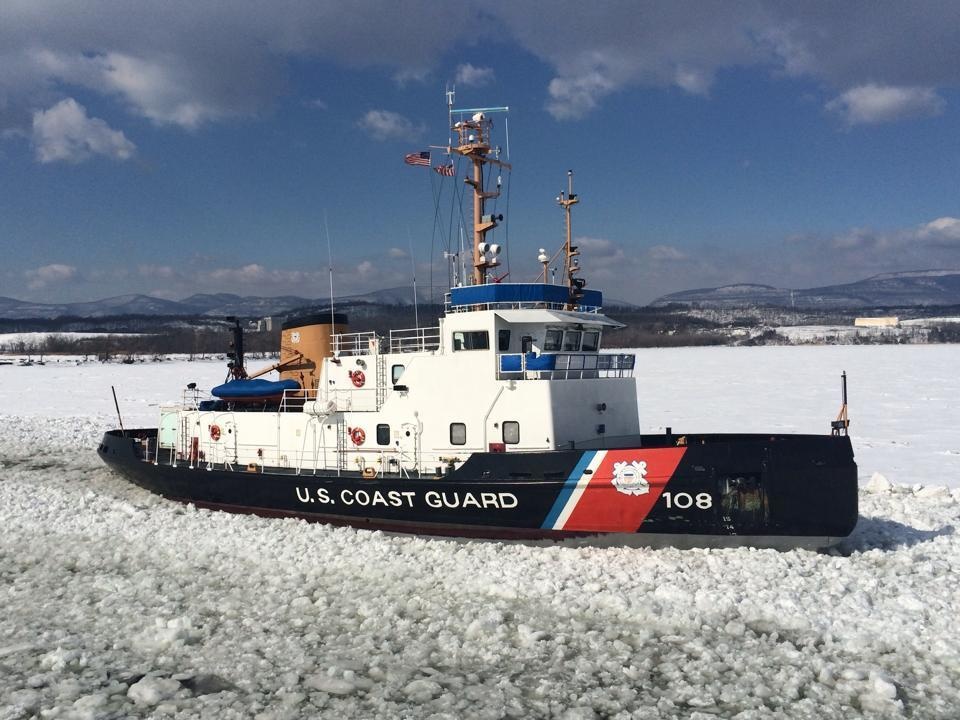 Coast Guard Cutter Thunder Bay breaks ice in Hudson River