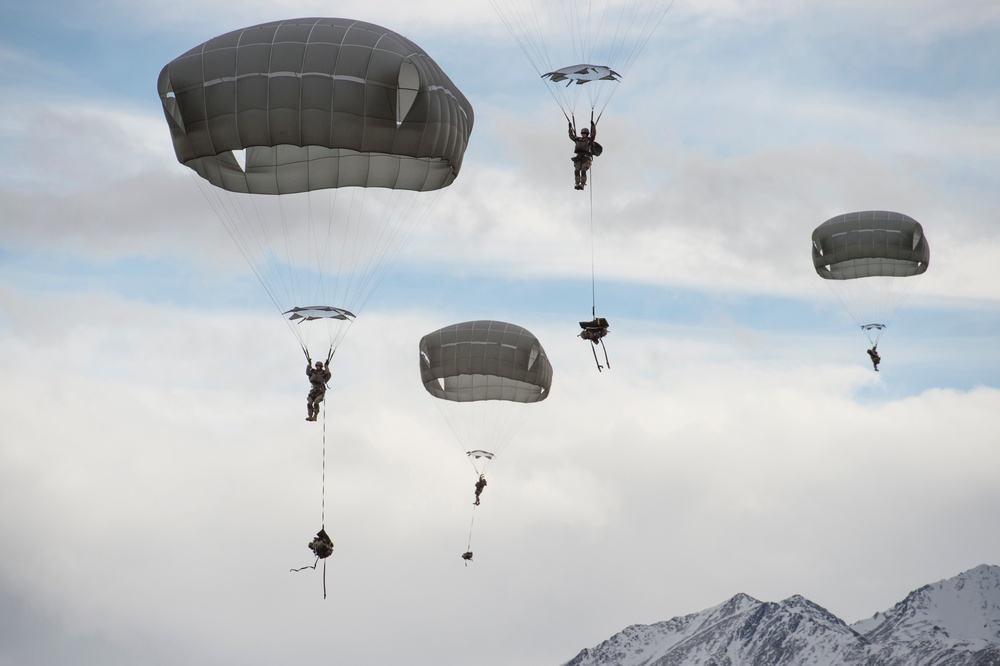 Paratroopers conduct forced-entry ops
