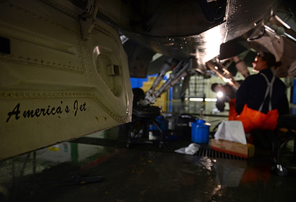 Squeaky clean F-16