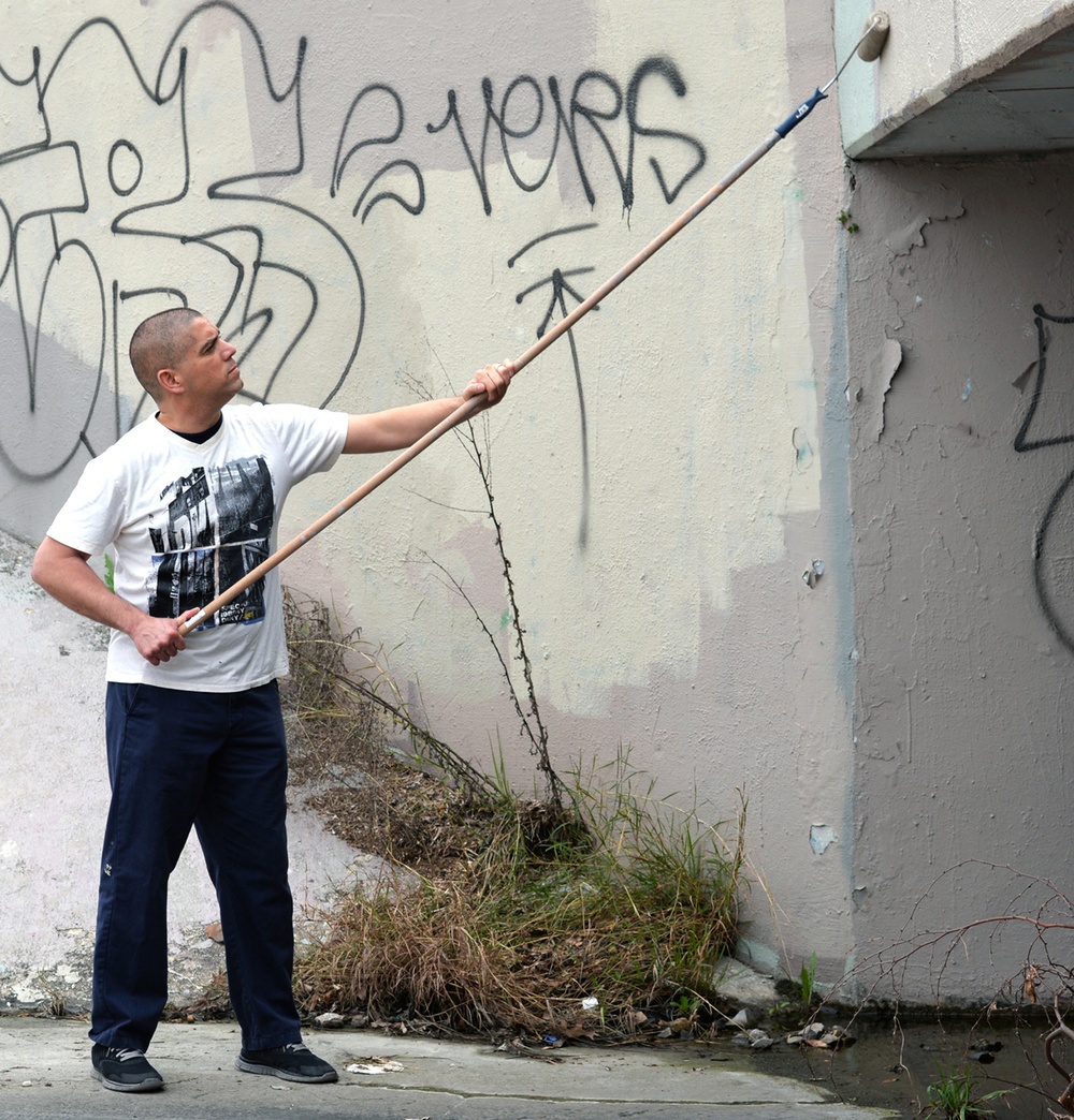 Reserve Sailors clean up graffiti in Alamo City neighborhood, share spirit of Navy service