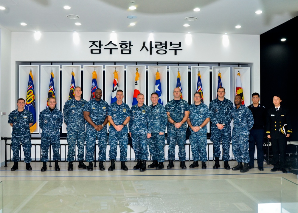 Sailors visit Jinhae Naval Base