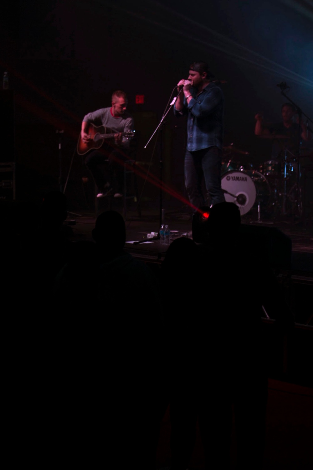 Chris Young brings American country to Korea