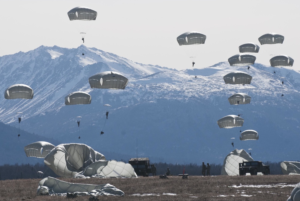 Spartans kick off Spartan Valkyrie with dual mass-tactical airborne ops