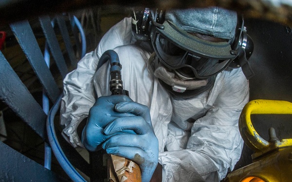 USS George Washington sailor performs preservation maintenance