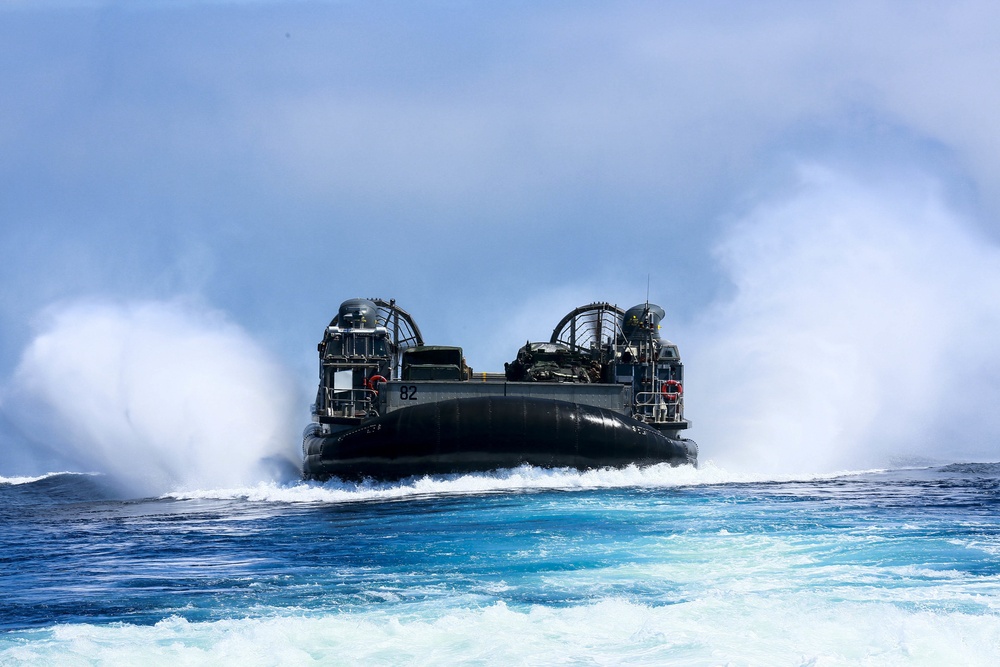 USS Anchorage, 15th MEU Marines work with LCACs