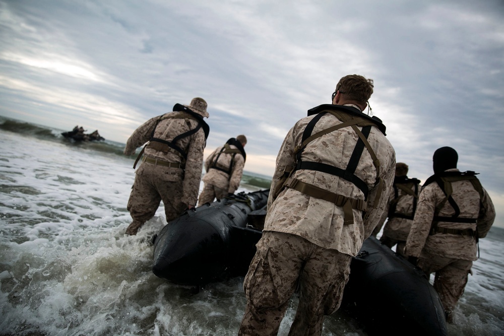 Swift, Silent, Deadly: 2nd Recon Bn. conducts Beach Operations