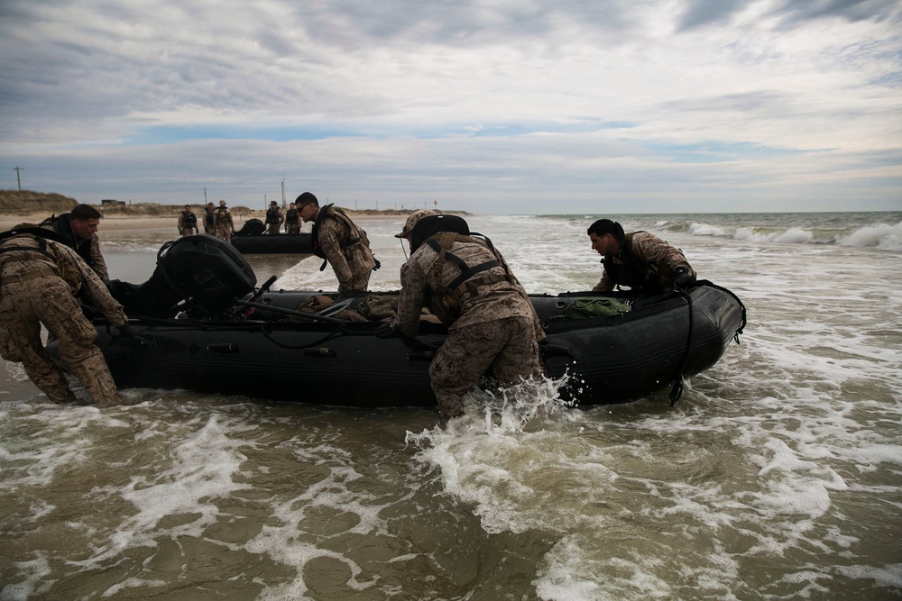 Swift, Silent, Deadly: 2nd Recon Bn. conducts Beach Operations