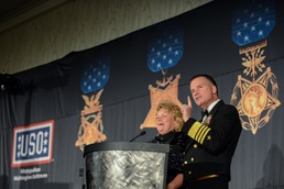 Winnefeld presents Manning USO award at annual dinner