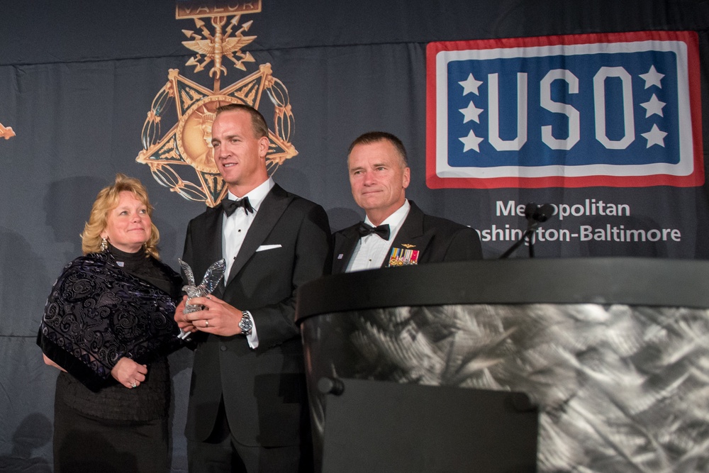 Winnefeld presents Manning USO award at annual dinner