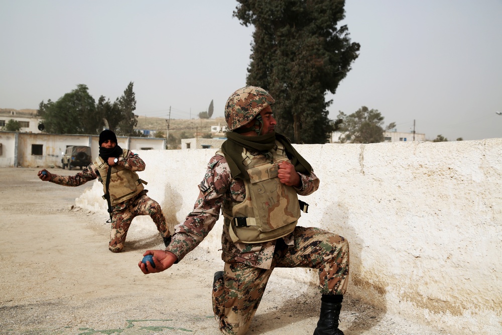 US Marines Train Jordanian Soldiers on Grenade Range