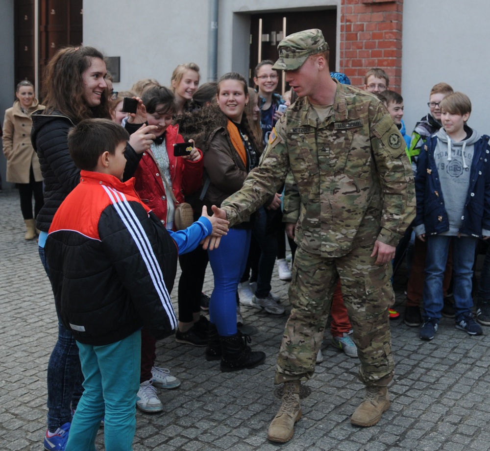 Sgt. Metzger meet Polish children