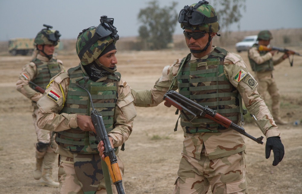 Iraqi leaders train soldiers