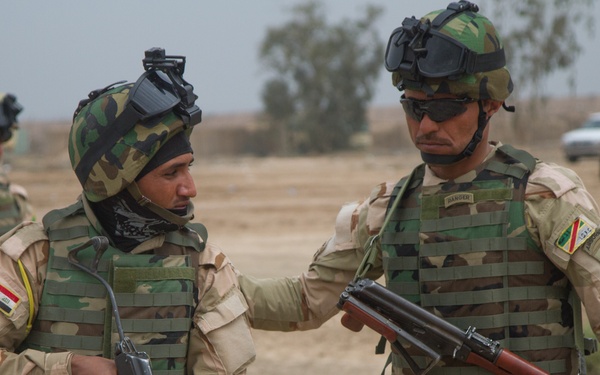 Iraqi leaders train soldiers