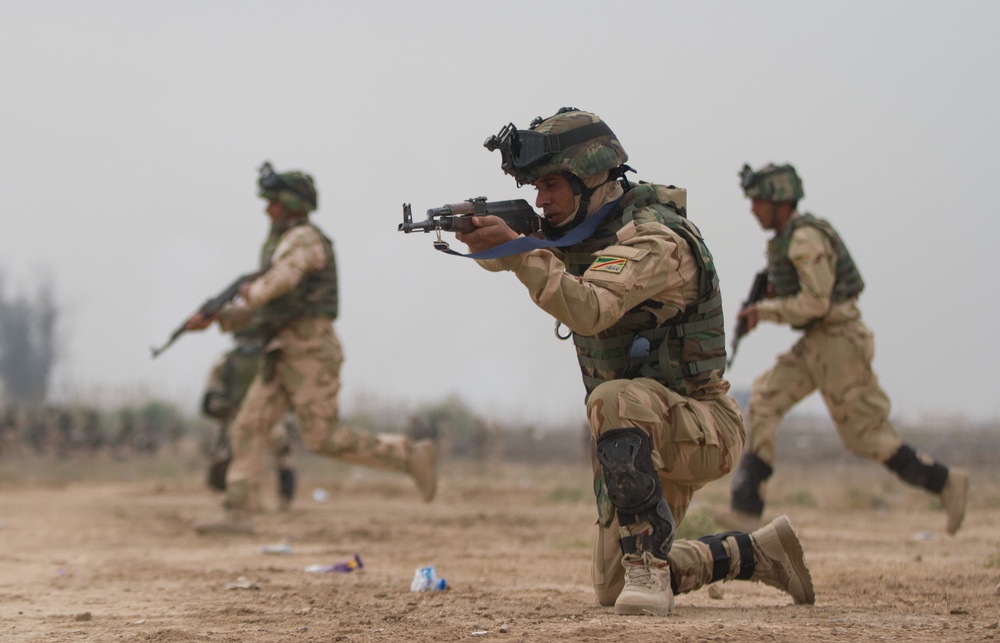 Iraqi soldiers practice safe movement