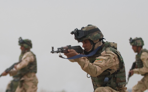 Iraqi soldiers practice safe movement