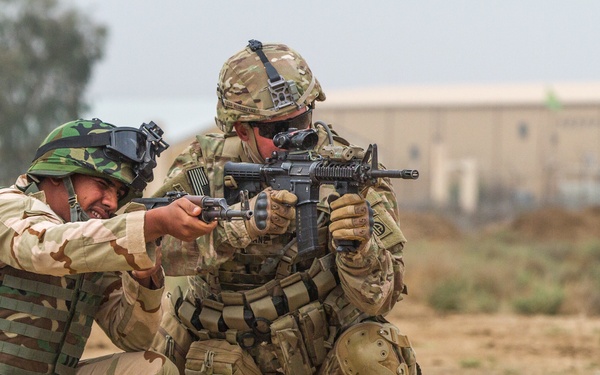 Iraqi soldiers learn improved techniques from 82nd Abn. paratroopers