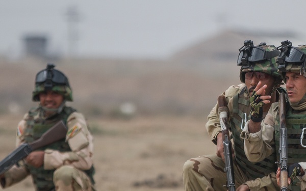 Iraqi soldiers discuss plan during training
