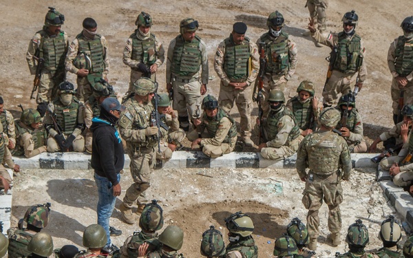 Iraqi soldiers receive demonstration from 82nd Abn.