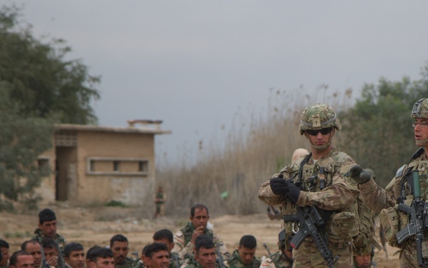 Iraqi soldiers greet 82nd Abn. Lt.