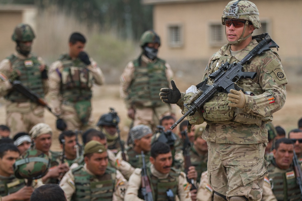Iraqi soldiers receive class from 82nd Abn.