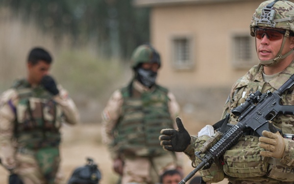 Iraqi soldiers receive class from 82nd Abn.