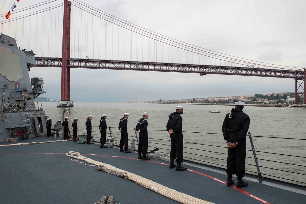 USS Farragut enters port in Lisbon