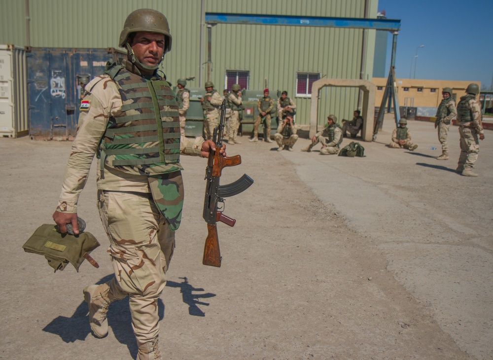 Iraqi soldiers receive rifles