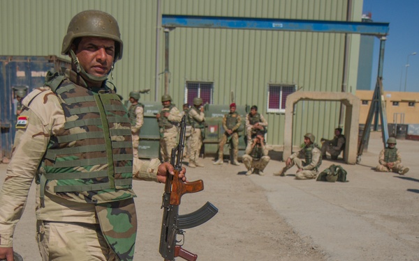 Iraqi soldiers receive rifles