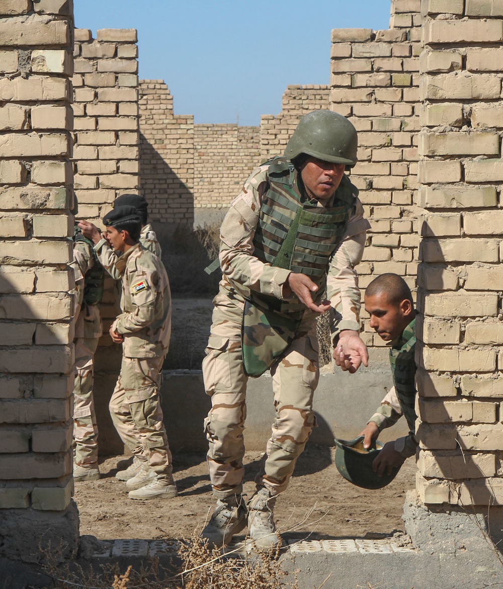 Iraqi soldiers practice urban operations