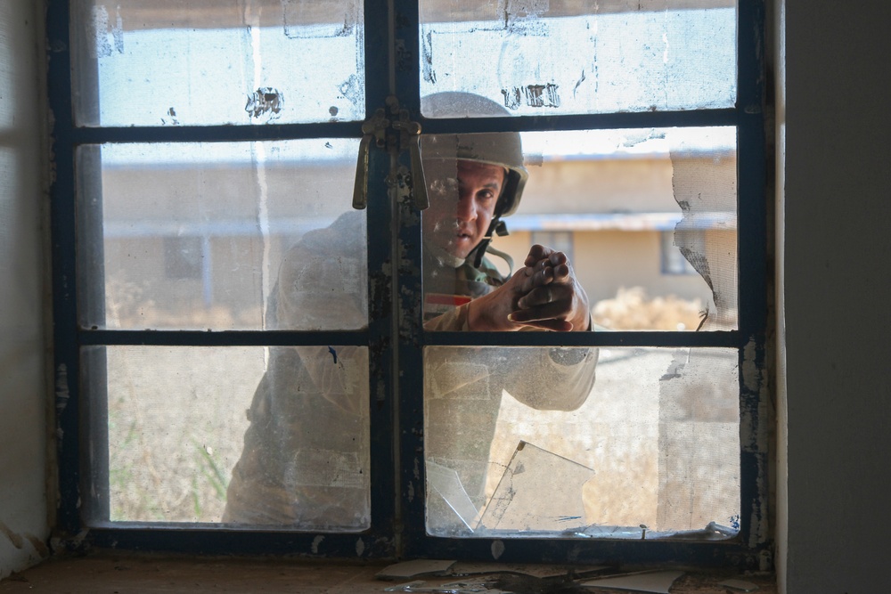 Iraqi soldier rehearses room clearing