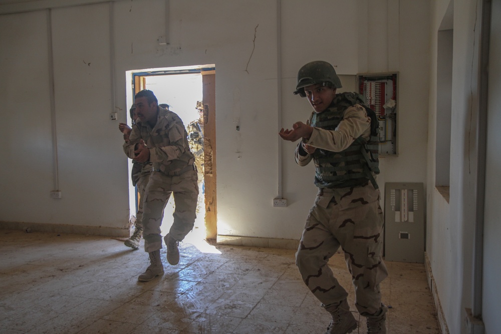 Iraqi soldiers practice urban operations