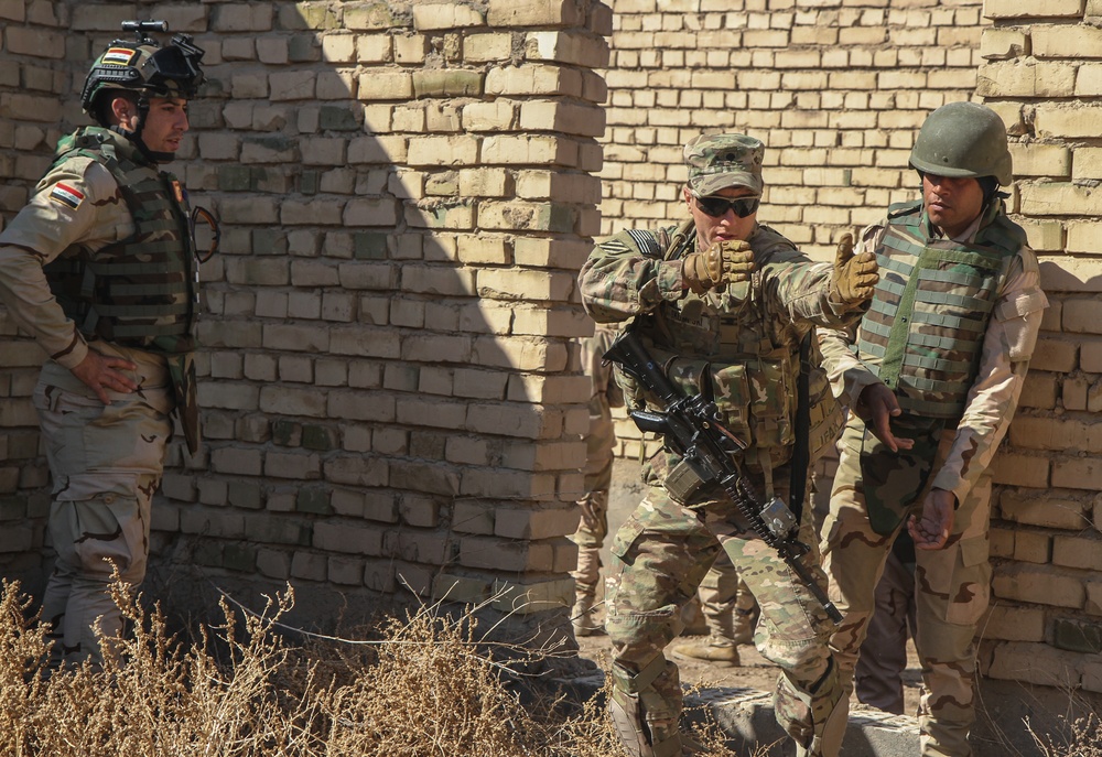 82nd Airborne assists Iraqi soldiers in urban operation training