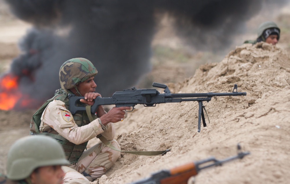 Iraqi soldiers train in realistic conditions