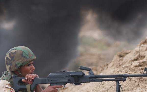 Iraqi soldiers train in realistic conditions