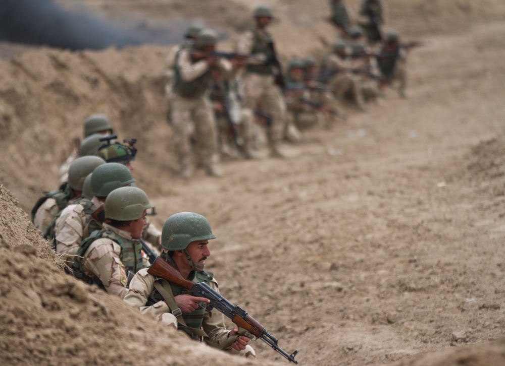 Iraqi soldiers prepare to breach obstacle