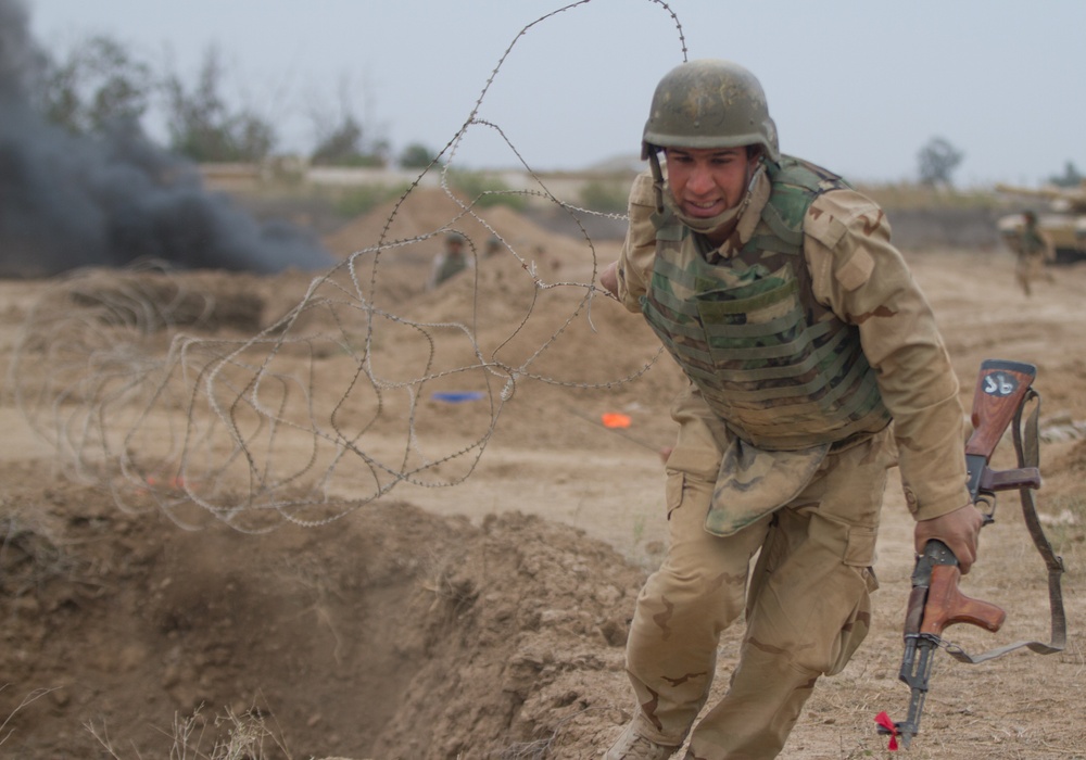 Iraqi soldiers removes razor wire during training