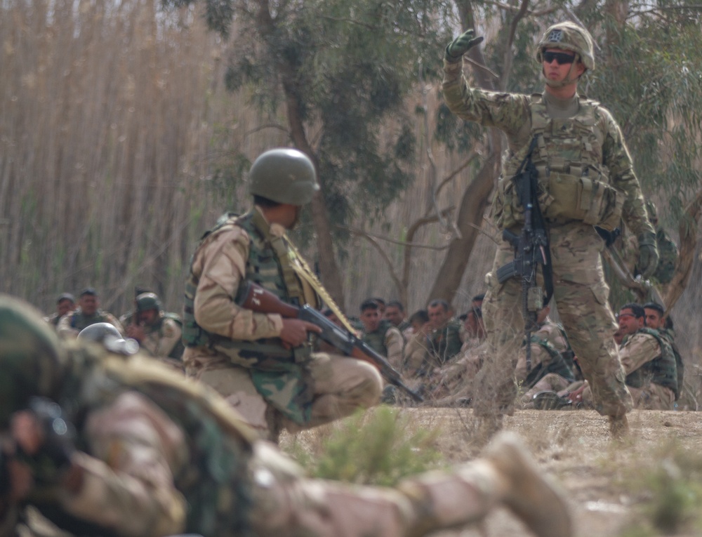 Iraqi soldiers learn from 82nd Abn.
