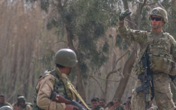 Iraqi soldiers learn from 82nd Abn.