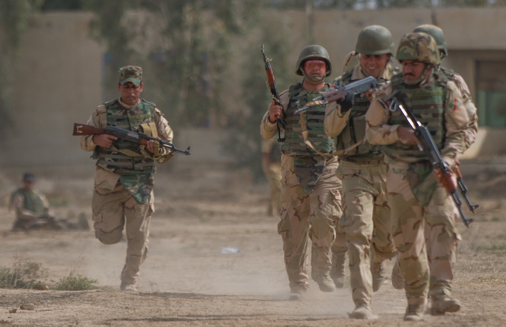 Iraqi squad leaders train their soldiers