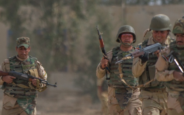 Iraqi squad leaders train their soldiers