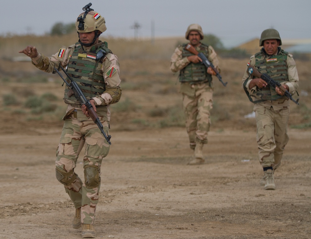 Iraqi team leader organizes soldiers