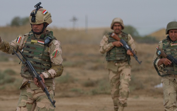 Iraqi team leader organizes soldiers