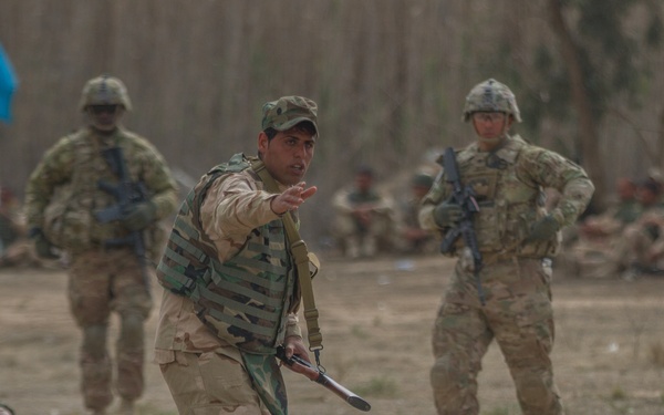 Iraqi leaders and 82nd Abn. Soldiers train troops